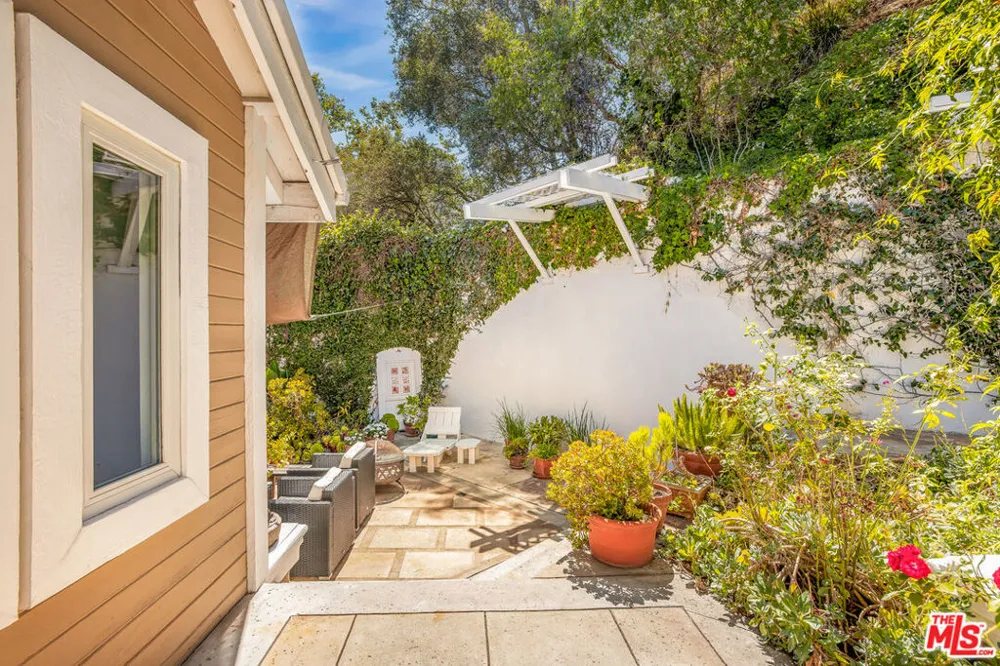 1647 Beverly Glen Boulevard Los Angeles, CA 90077