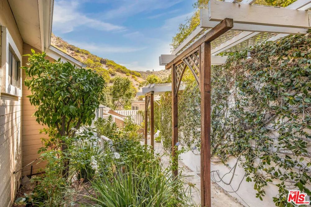 1647 Beverly Glen Boulevard Los Angeles, CA 90077