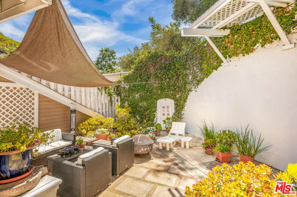 1647 Beverly Glen Boulevard Los Angeles, CA 90077