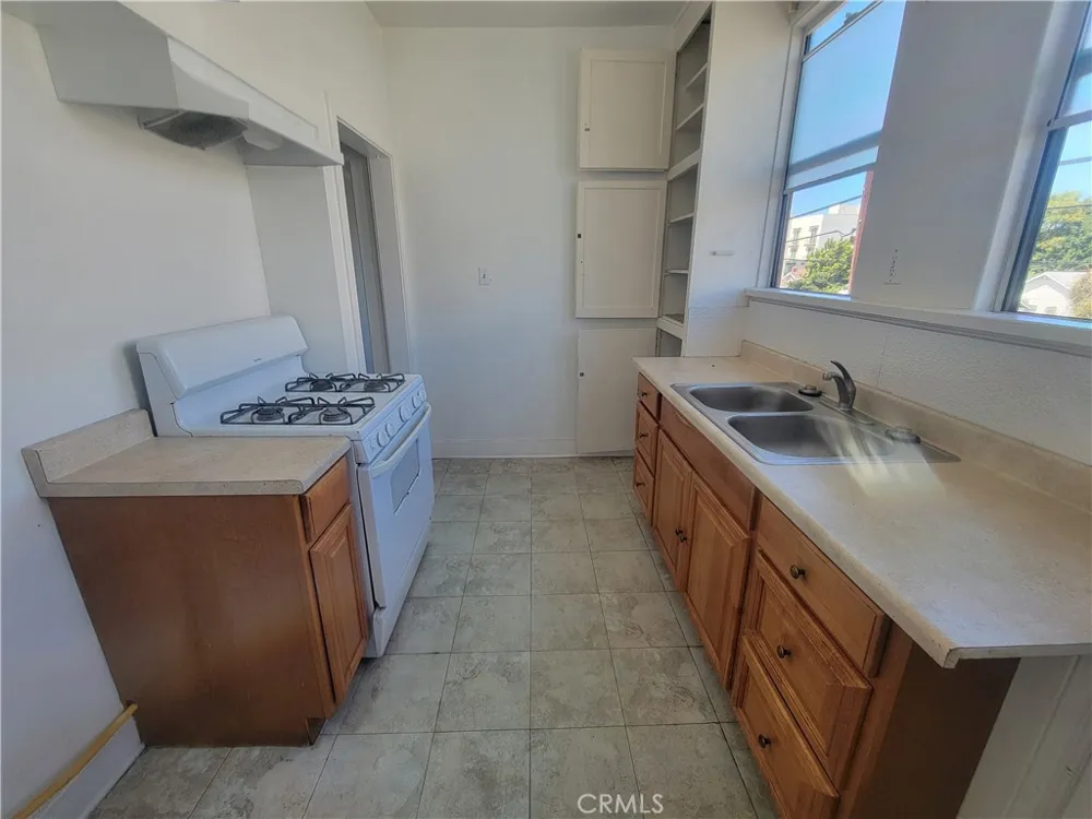 2930 W 11th Street Los Angeles, CA 90006