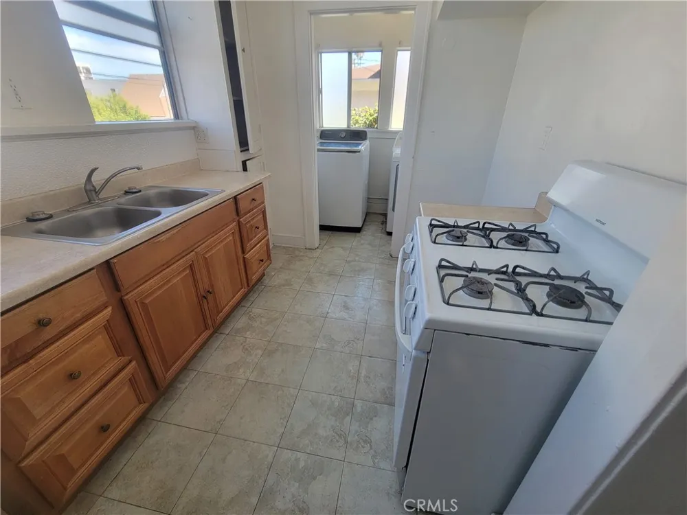 2930 W 11th Street Los Angeles, CA 90006