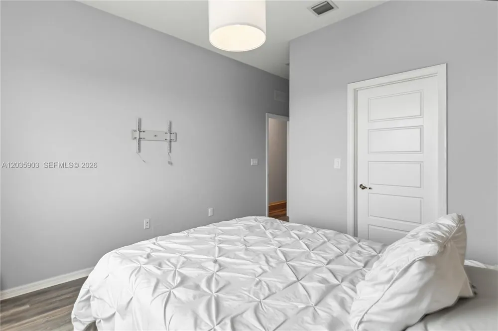 612 NE 193rd St Miami, FL 33179