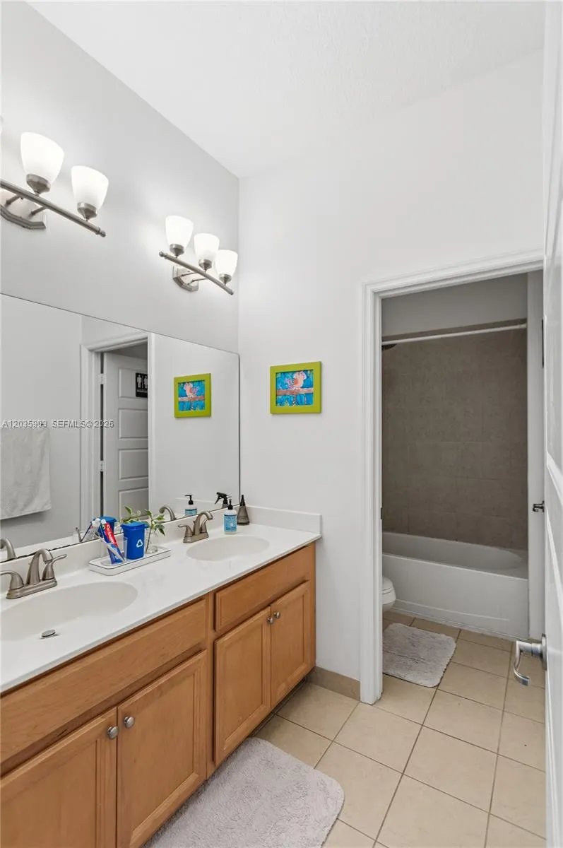 612 NE 193rd St Miami, FL 33179