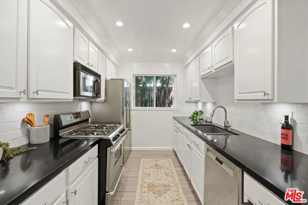 11646 Chenault Street #9 Los Angeles, CA 90049