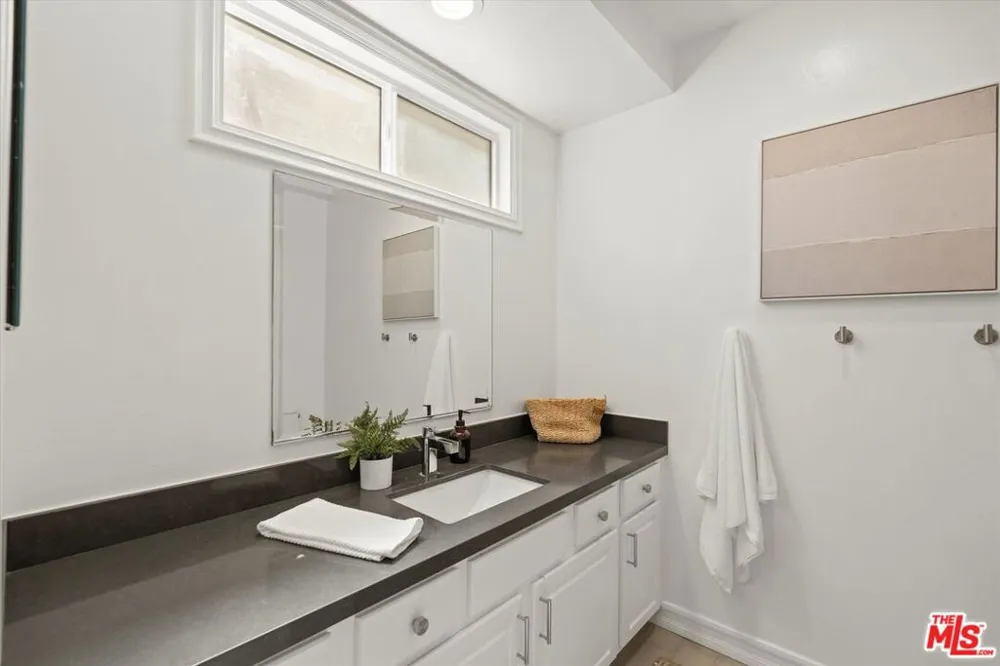 11646 Chenault Street #9 Los Angeles, CA 90049