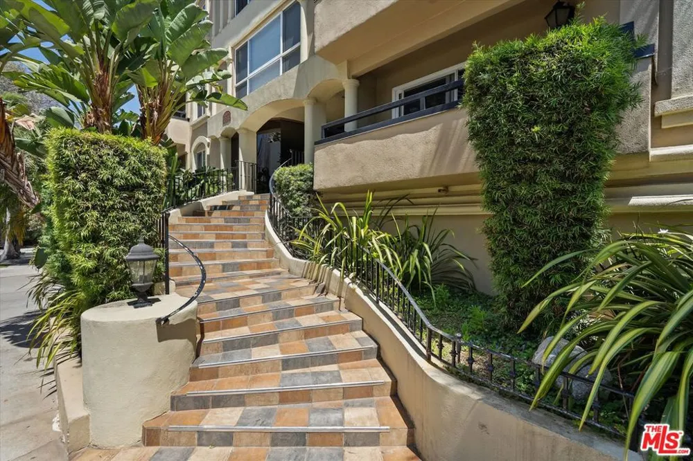 11646 Chenault Street #9 Los Angeles, CA 90049