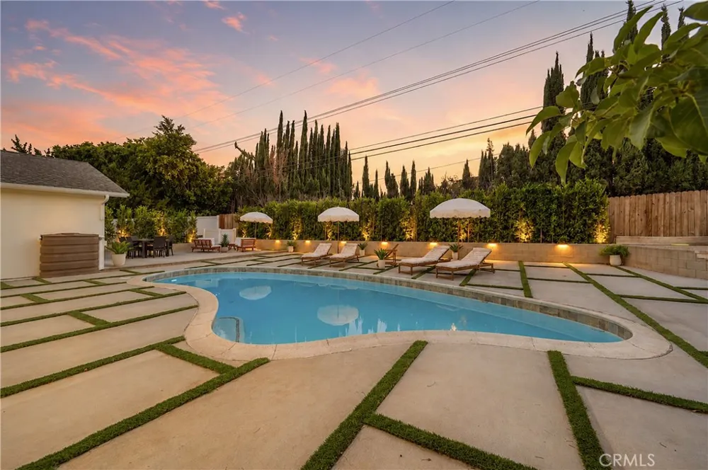 10111 Oso Avenue Chatsworth, CA 91311