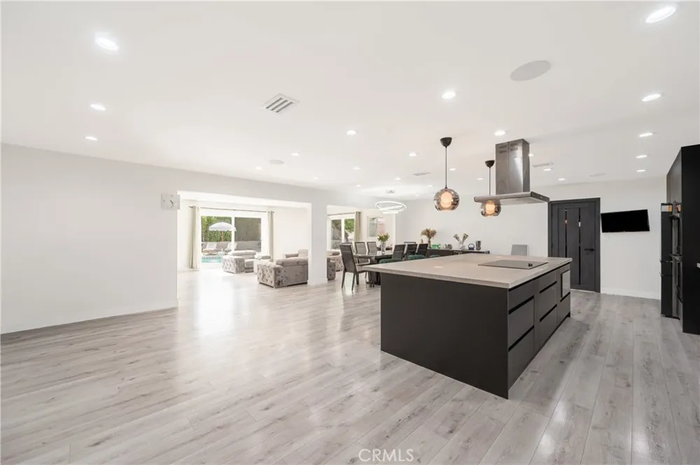 10111 Oso Avenue Chatsworth, CA 91311