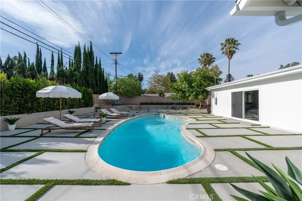 10111 Oso Avenue Chatsworth, CA 91311