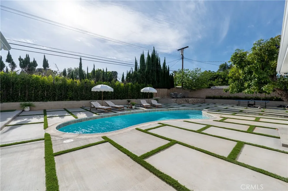 10111 Oso Avenue Chatsworth, CA 91311