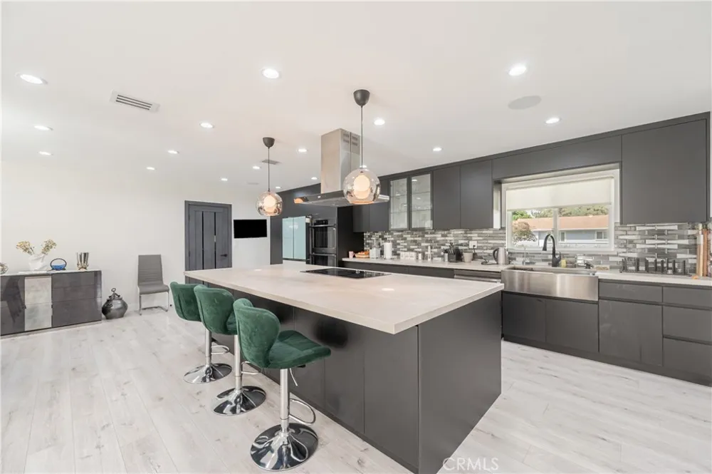 10111 Oso Avenue Chatsworth, CA 91311
