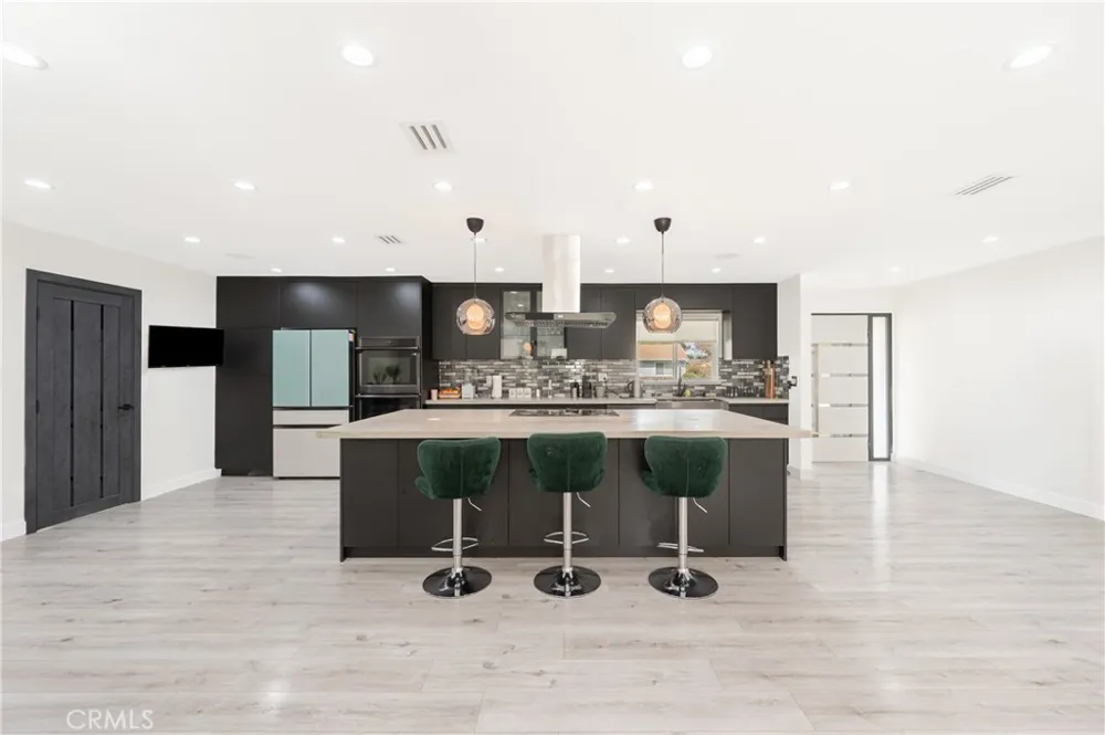 10111 Oso Avenue Chatsworth, CA 91311