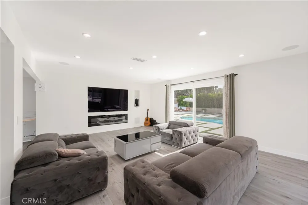 10111 Oso Avenue Chatsworth, CA 91311