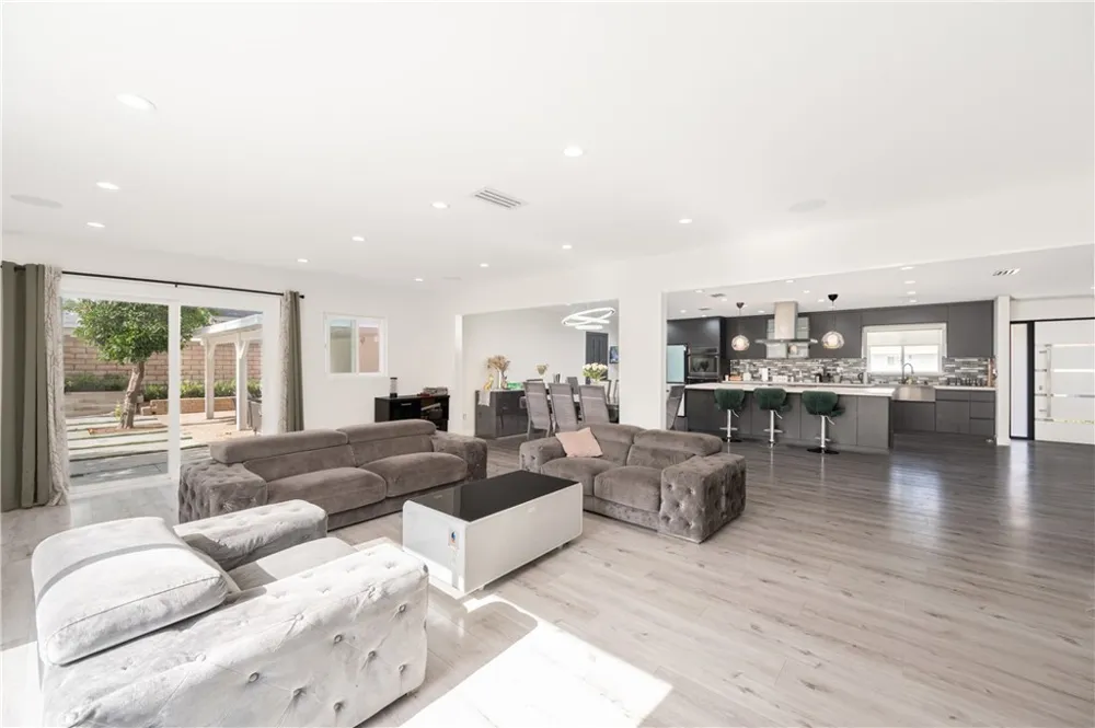10111 Oso Avenue Chatsworth, CA 91311
