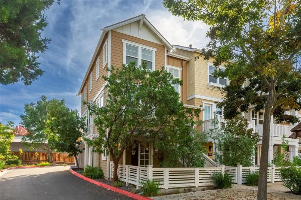 2041 Atlas Loop Mountain View, CA 94043