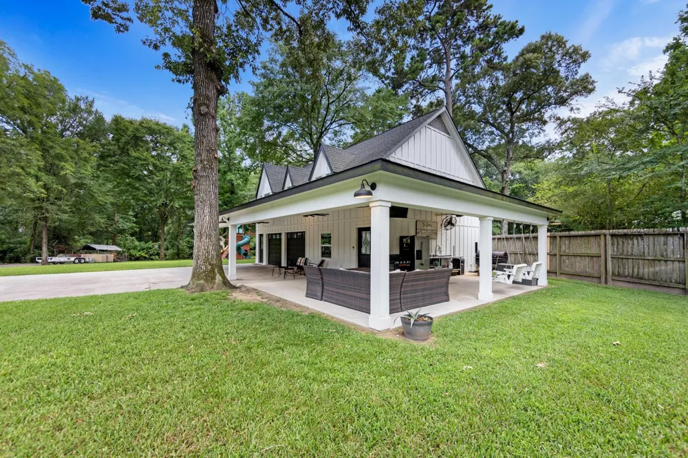 819 Sentinel Oaks Pinehurst, TX 77362