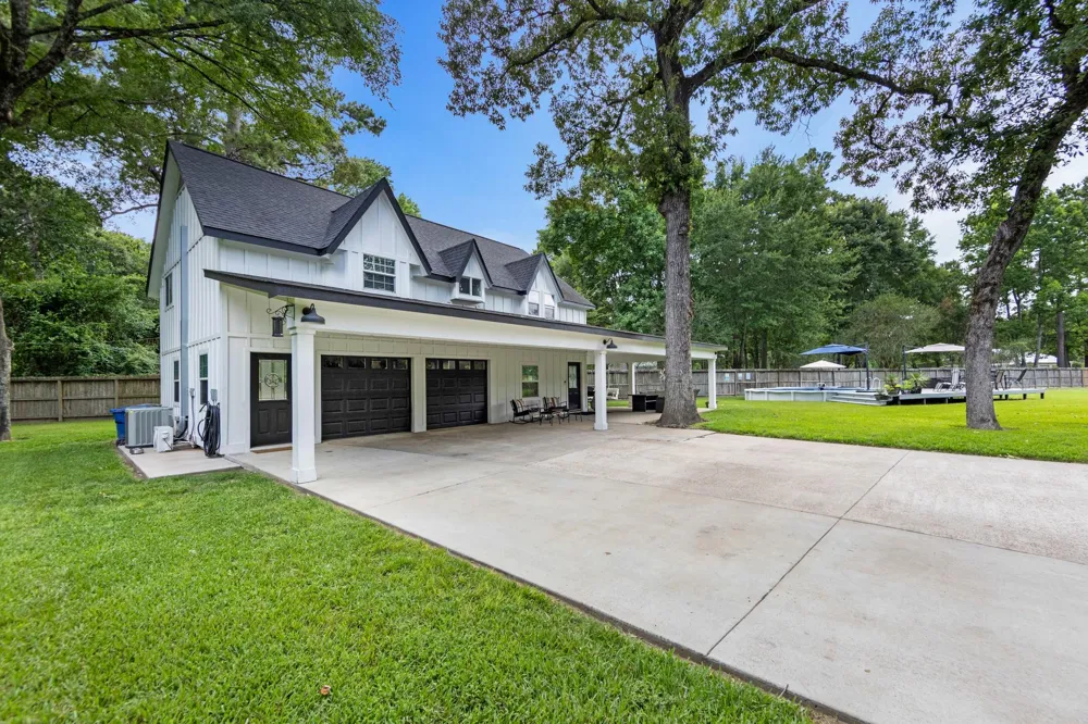 819 Sentinel Oaks Pinehurst, TX 77362