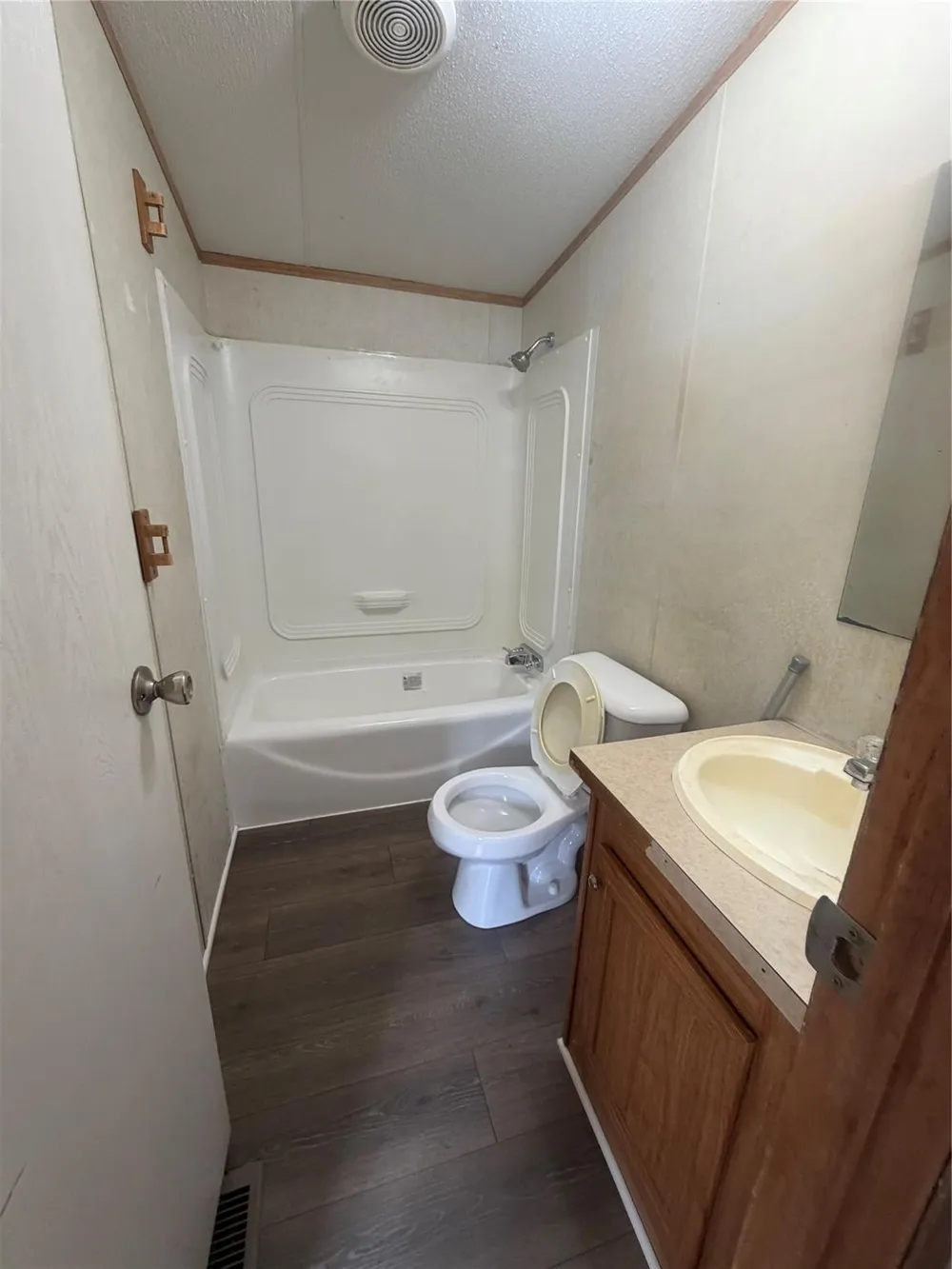 601 Clear Lake Road #B Highlands, TX 77562