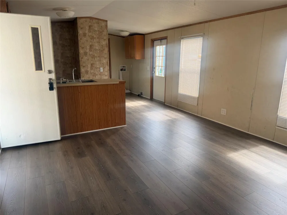 601 Clear Lake Road #B Highlands, TX 77562
