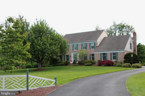 24 MANOR KNOLL COURT