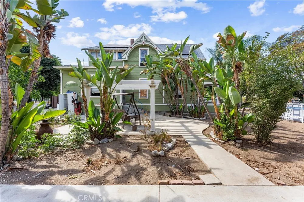 850 E Columbia Pomona, CA 91767