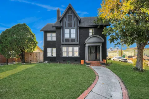 2002 Rosewood Street