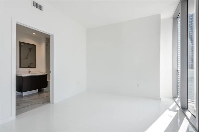 851 NE 1st Avenue #1912 Miami, FL 33132