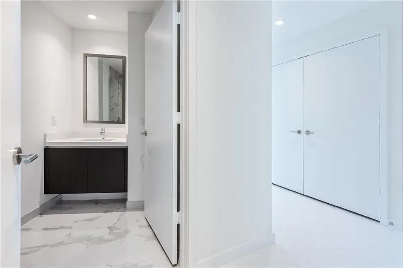 851 NE 1st Avenue #1912 Miami, FL 33132