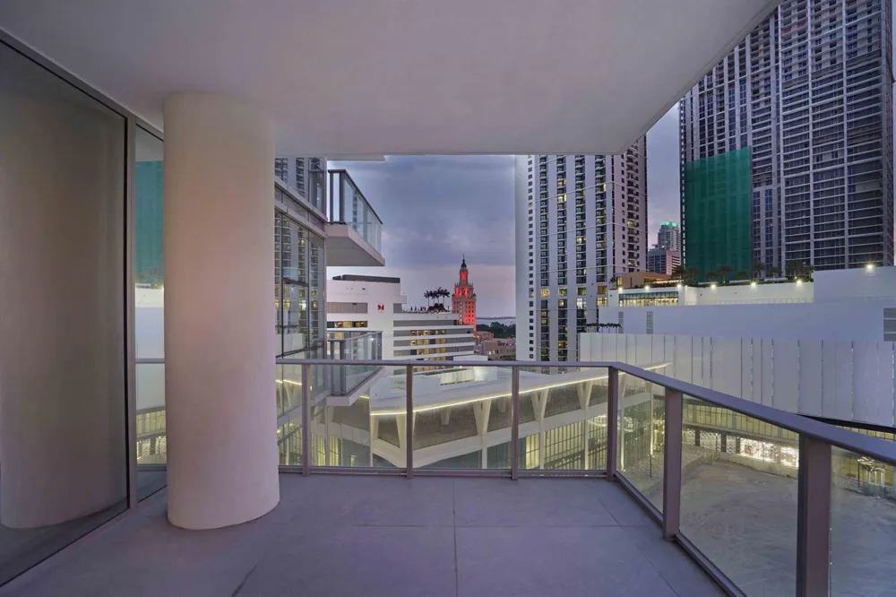851 NE 1st Avenue #812 Miami, FL 33132