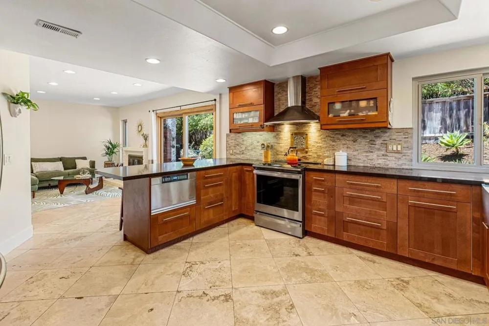 1141 Cerro Largo Dr Solana Beach, CA 92075