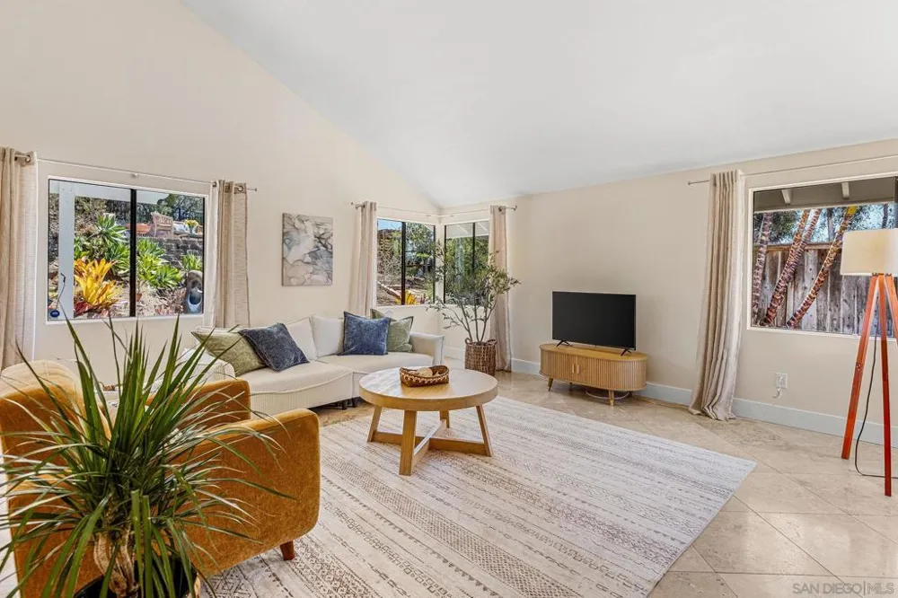 1141 Cerro Largo Dr Solana Beach, CA 92075