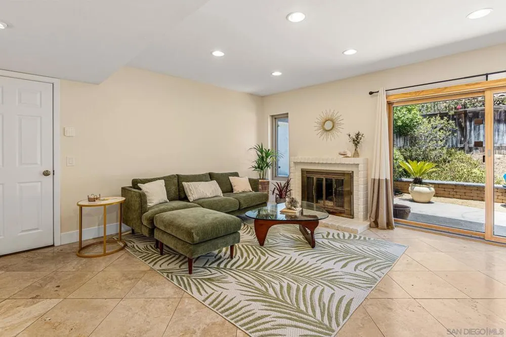 1141 Cerro Largo Dr Solana Beach, CA 92075