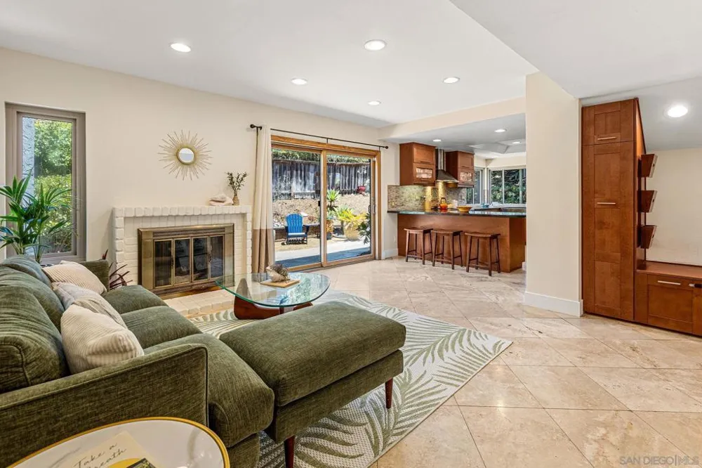 1141 Cerro Largo Dr Solana Beach, CA 92075