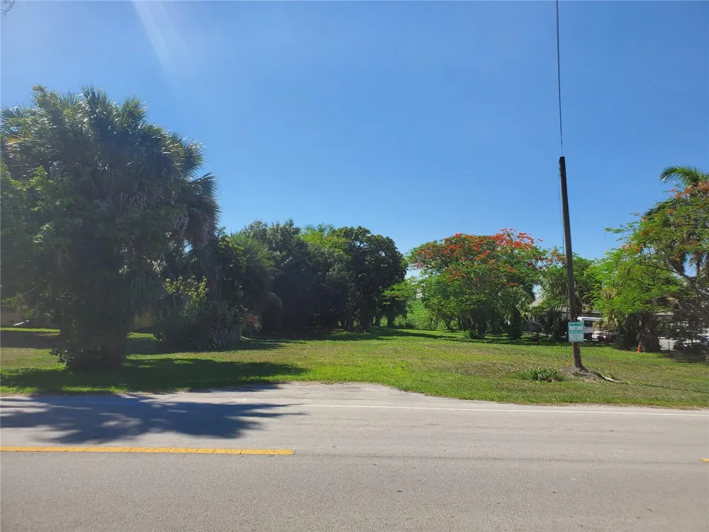 1697 E Main St Pahokee, FL 33476