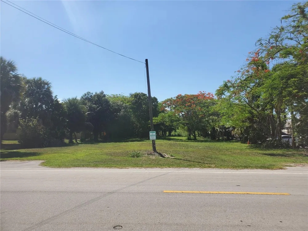 1697 E Main St Pahokee, FL 33476