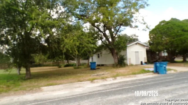 1000 W Clare Beeville, TX 78102
