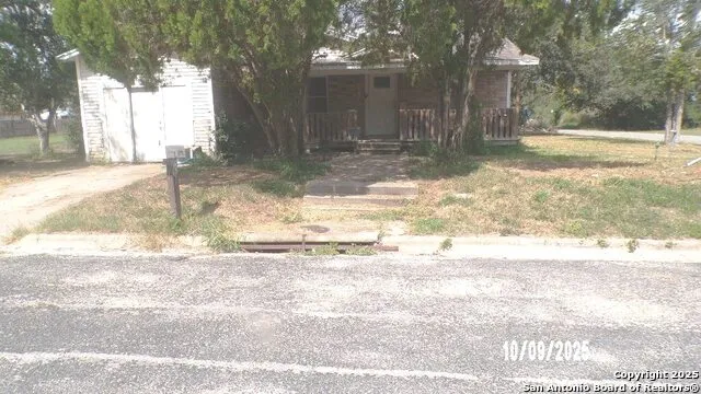 1000 W Clare Beeville, TX 78102