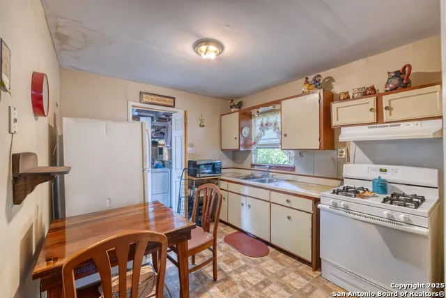 1104 Avenue S Hondo, TX 78861