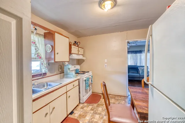 1104 Avenue S Hondo, TX 78861