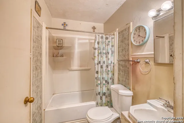 1104 Avenue S Hondo, TX 78861
