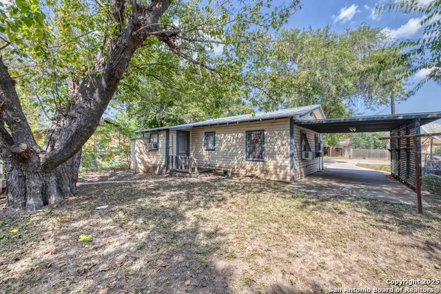 1104 Avenue S Hondo, TX 78861