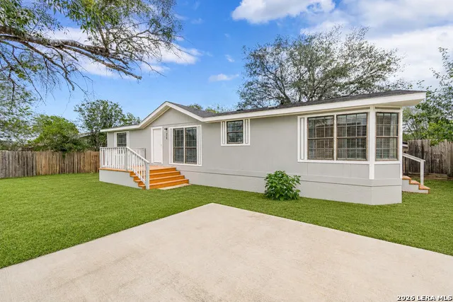 938 Patricia Ann Dr Poteet, TX 78065