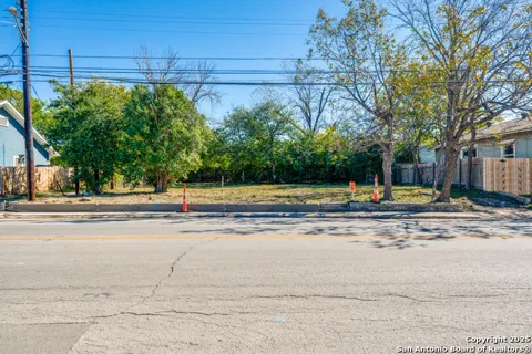 910 Hackberry