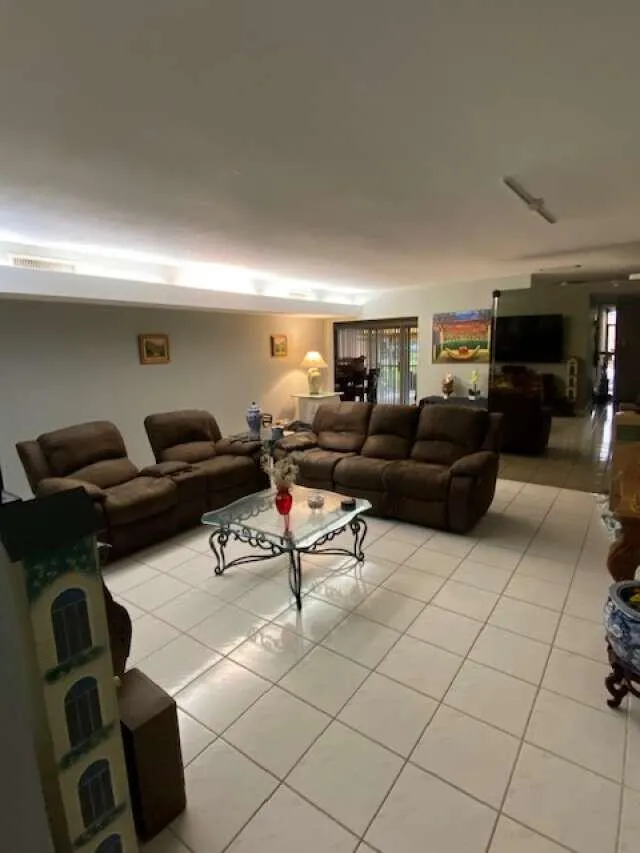 16023 Kingsmoor Way Miami Lakes, FL 33014