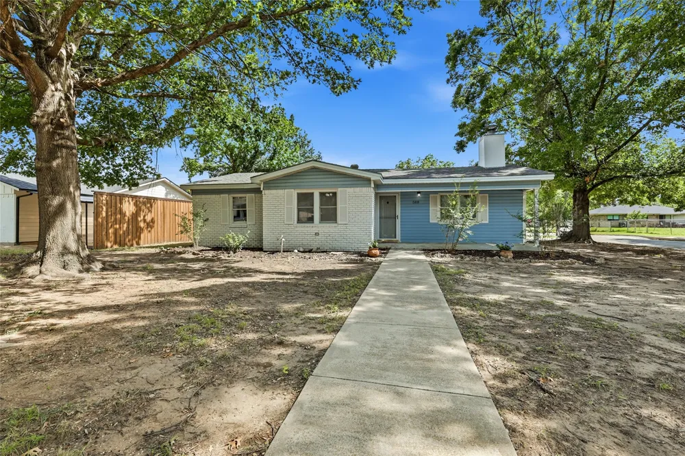 588 Pine Street Lewisville, TX 75057