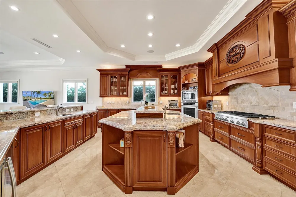 642 Palm Drive Hallandale Beach, FL 33009