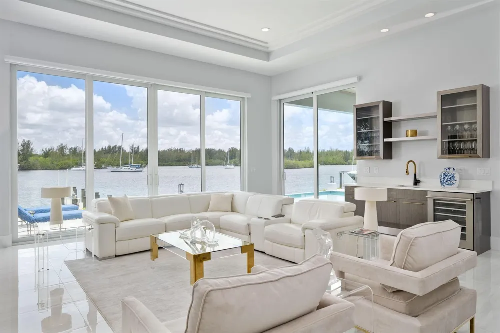 3937 Indian River Drive E Vero Beach, FL 32963