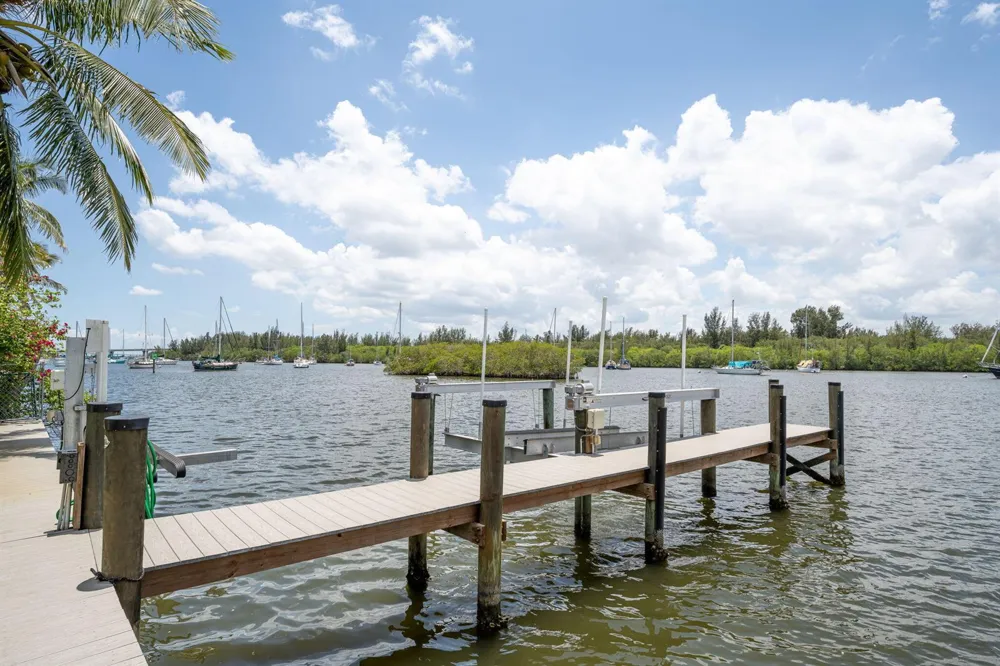 3937 Indian River Drive E Vero Beach, FL 32963