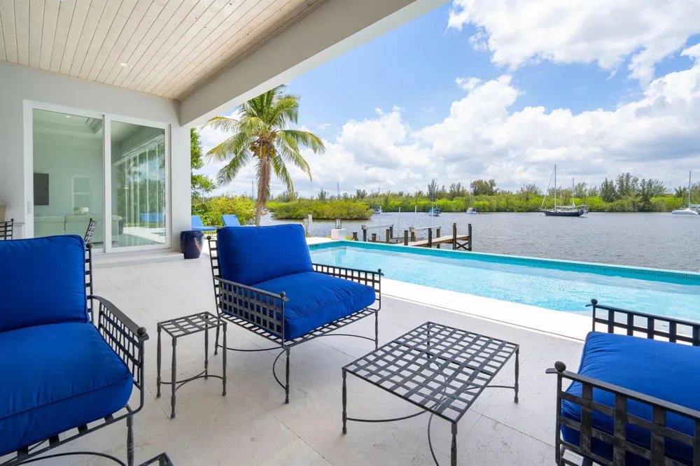 3937 Indian River Drive E Vero Beach, FL 32963