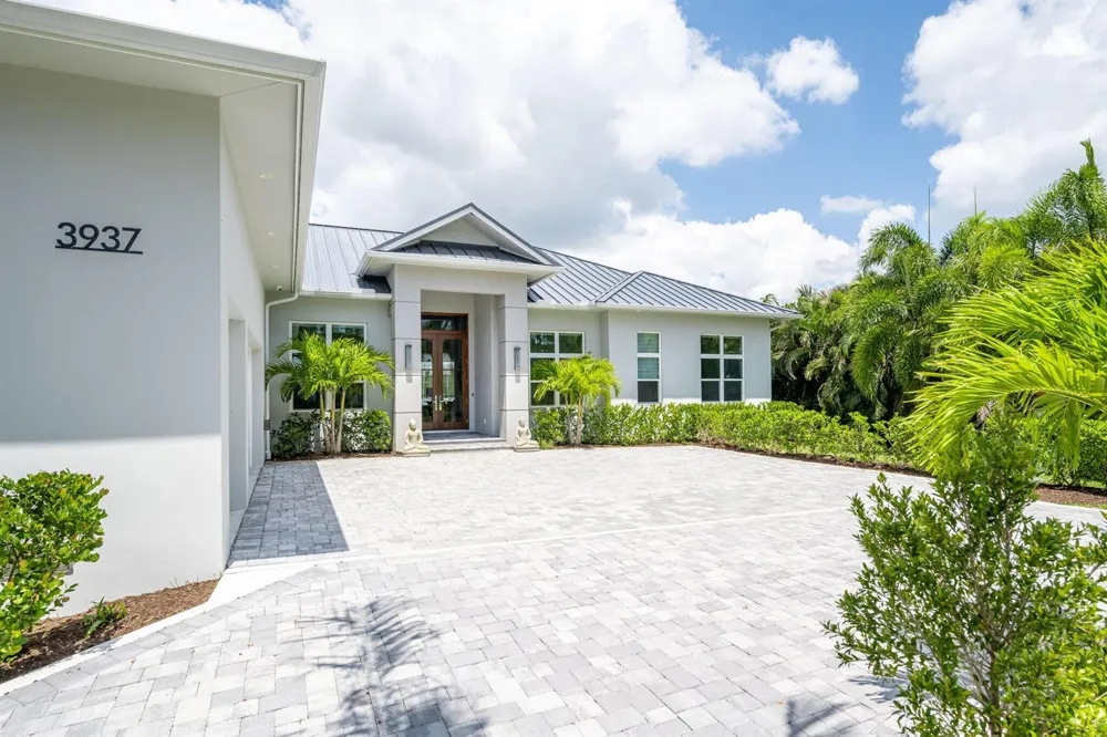 3937 Indian River Drive E Vero Beach, FL 32963